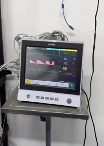 Monitor de signos vitales utilizado en cirugía veterinaria